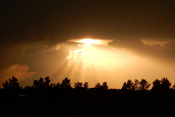 Sommerliche Abendgewitter geben für einen kurzen Moment der Sonne eine letzte Chance.