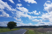 Zusammen mit der Kreisstraße 196 passiert die Nidda am Dauernheimer Hof eine letzte Engstelle.