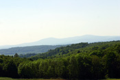 Hinter den Wäldern der östlichen Wetterau erhebt sich der Taunus mit dem Kleinen- und dem Großen Feldberg.