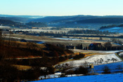 Ein spektakuläres Landschaftsbild mit dem Hofgut Leustadt.