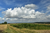 Wolken über der Wetterau bei Stammheim.
