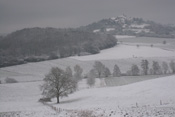 Winterlich zeigt sich die Landschaft unterhalb von Stornfels.