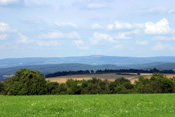 Vom Grauen Berg bei Dauernheim aus, kann man die östliche Wetterau bis zum Hoherodskopf im Vogelsberg überblicken.